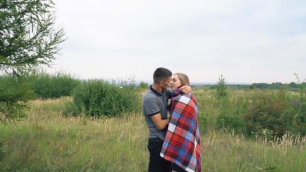 Pareja joven en la naturaleza — Vídeo de stock