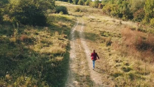 Petit garçon dans la nature — Video