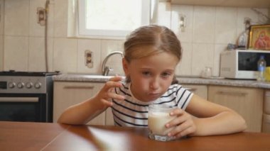 küçük kız içecekler yoğurt