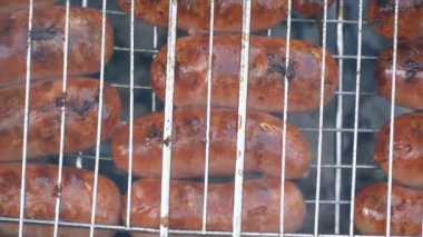 ateş üzerinde pişirme sosis