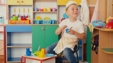 küçük çocuk ne pişiyor oynuyor