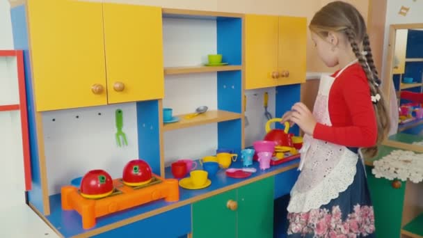 Petite fille jouer dans la cuisine des aliments — Video