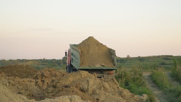 De truck wordt verwijderd van het land — Stockvideo