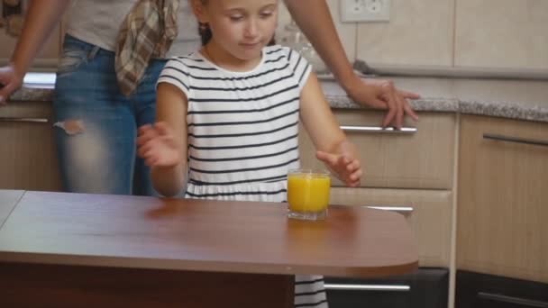 Klein meisje drinken sinaasappelsap — Stockvideo