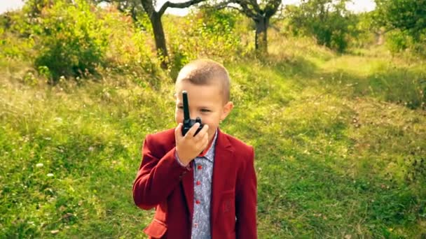 Menino com um walkie-talk na natureza — Vídeo de Stock