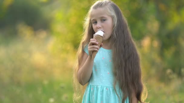 少女はアイスクリームを食べています — ストック動画