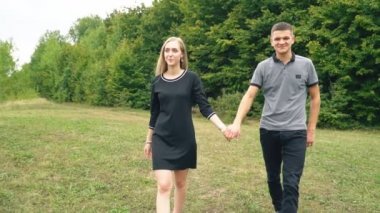 genç bir çift yürüyüş