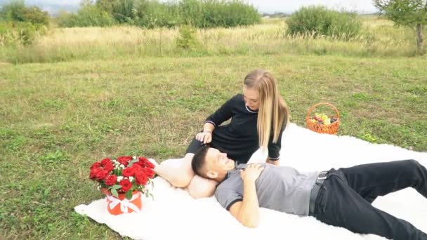 Young couple sitting on lawn — Stock Video