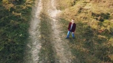 doğada küçük çocuk