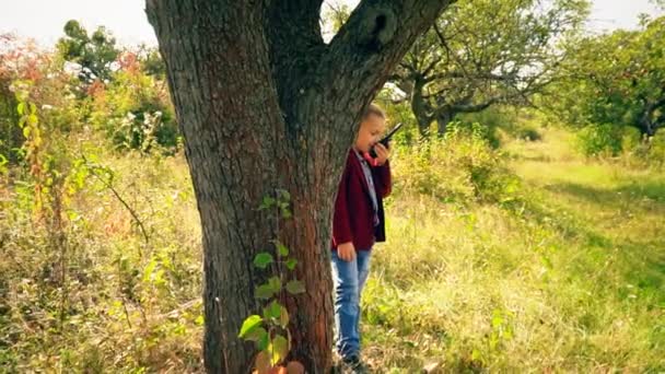 garçon avec un walkie-talk dans la nature 