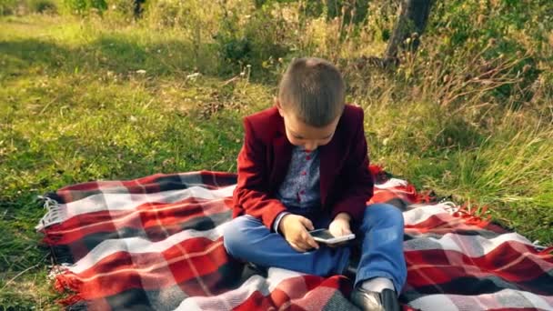 Boy playing on phone in games — Stock Video