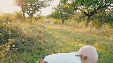 doğada küçük çocuk