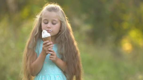 A menina está comendo sorvete — Vídeo de Stock