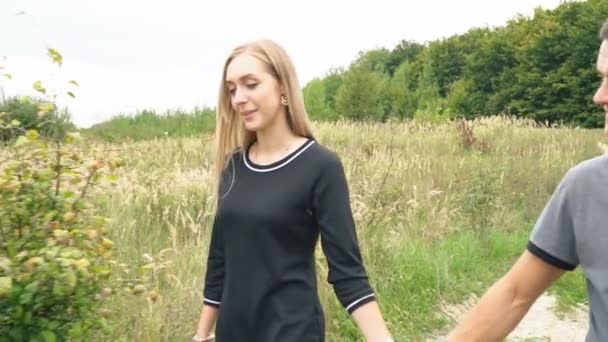 Молодая пара ходит — стоковое видео
