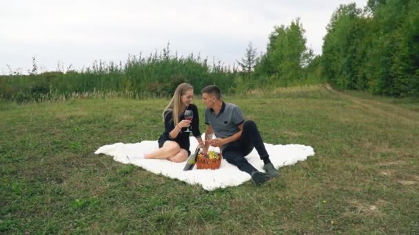 Young couple sitting on lawn — Stock Video