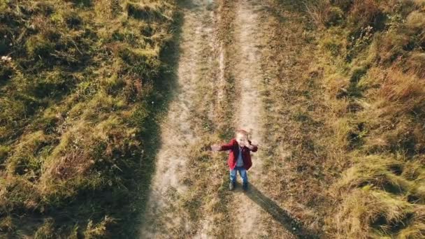 Kleine jongen in de natuur — Stockvideo