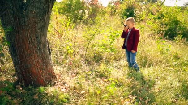 garçon jouer avec walkie-talkie à l'extérieur 