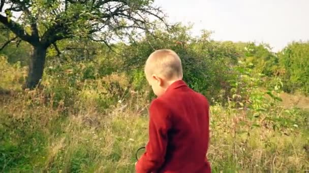 Un garçon avec une loupe 