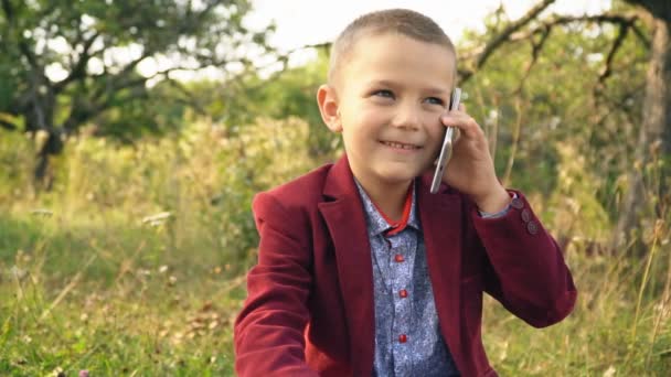 Chlapec se mluví o telefonu — Stock video