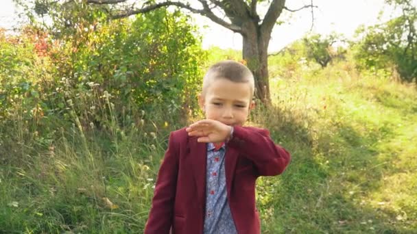 le garçon mange une pomme 