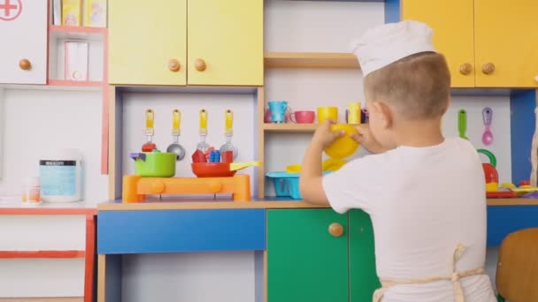 Küçük çocuk ne pişiyor oynuyor — Stok video