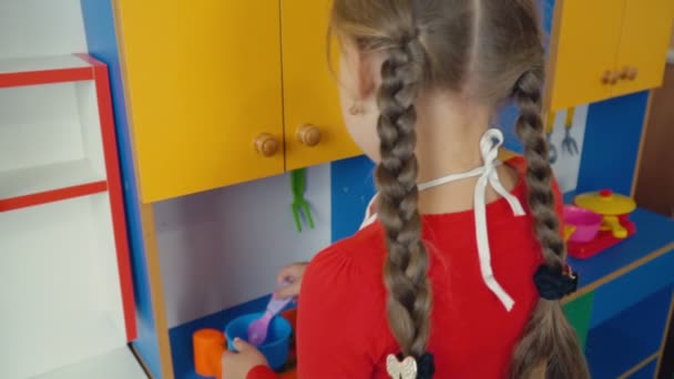 Niña jugando en la cocina de alimentos — Vídeo de stock