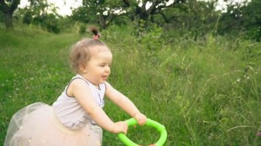 doğada küçük kız