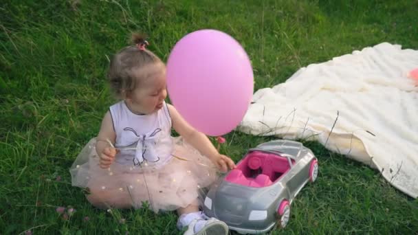 Little girl is playing with a balloon — Stock Video