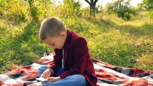 Junge spielt bei Spielen mit dem Handy — Stockvideo
