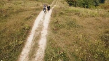 genç bir çift yürüyüş