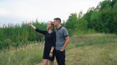 Genç çift selfies yapma