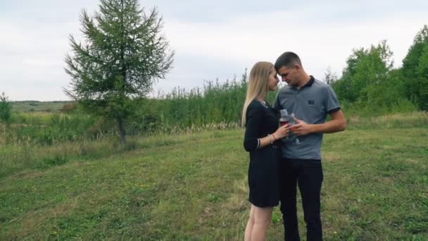Young couple in nature — Stock Video