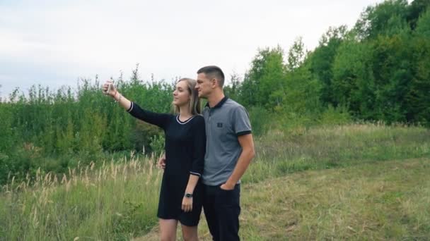 Young couple making selfies — Stock Video