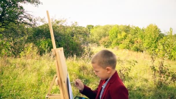 Niño se basa en la naturaleza — Vídeo de stock