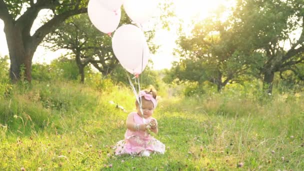 Niña en vestido rosa — Vídeo de stock