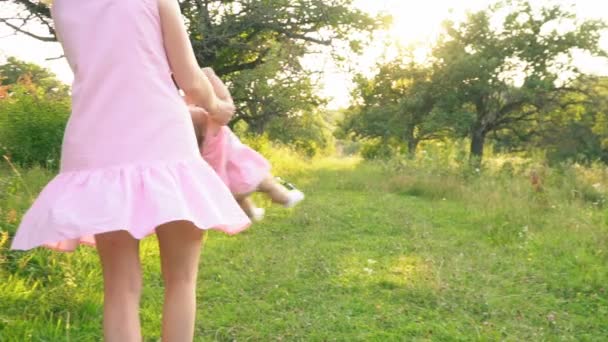 Mom and daughter in identical dresses — Stock Video