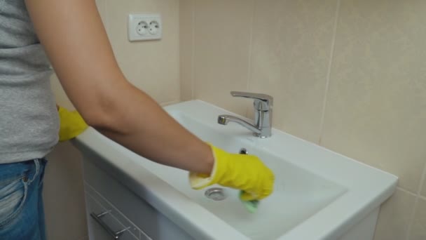 Dívka praní mycí umyvadlo umyvadlo — Stock video
