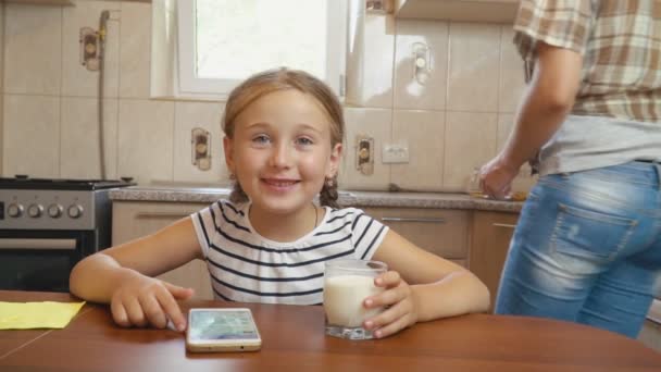 Liten flicka drycker yoghurt — Stockvideo