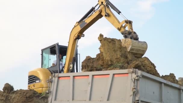 Excavadora carga un camión — Vídeo de stock