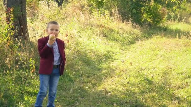 le garçon mange une pomme 