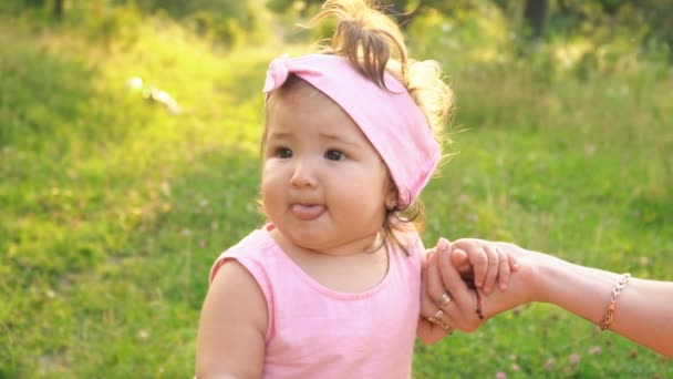 Mãe e filha em vestidos idênticos — Vídeo de Stock