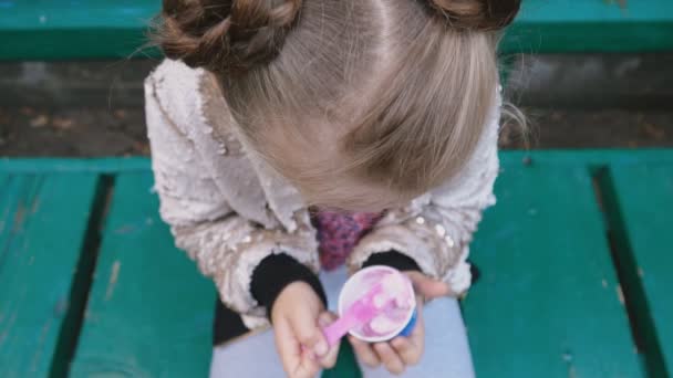 La ragazza sta mangiando il gelato — Video Stock