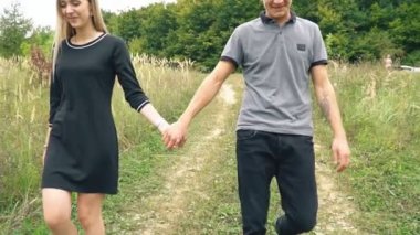 genç bir çift yürüyüş