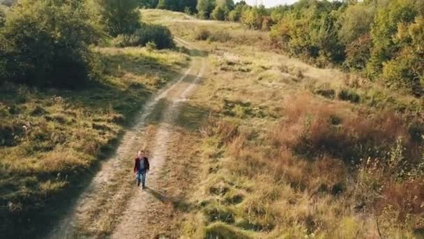 Petit garçon dans la nature — Video