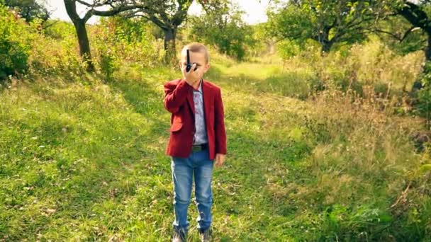 garçon avec un walkie-talk dans la nature 