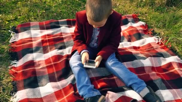 Jongen spelen op telefoon in games — Stockvideo