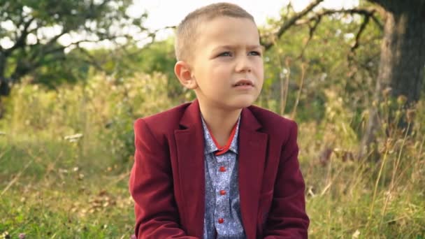 Le garçon parle au téléphone. 