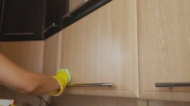 Kadın mutfakta Temizleme