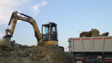 tarak kamyon yükler