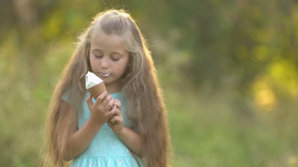 A menina está comendo sorvete — Vídeo de Stock